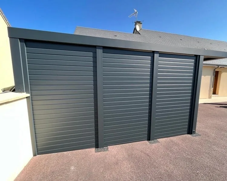 Installation d’Carport en aluminium avec brise-vue signé Brustor au Chesnay — photo 3