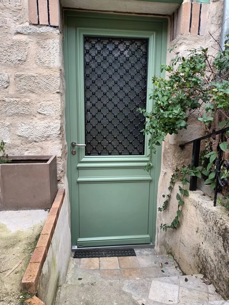 Installation d’une porte d’entrée en bois signée Bel’M à Franconville