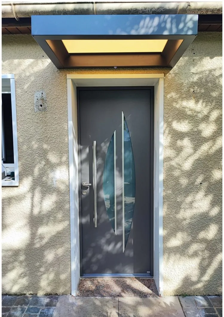 Installation d'une marquise d'entrée en aluminium Bel'M Zénith 900 à Saclay